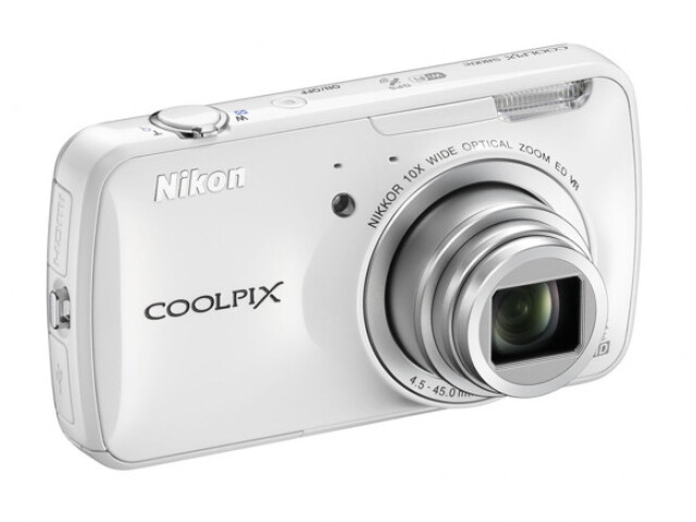 Nikon predstavil vlastný kompakt s Androidom (Coolpix S800c).