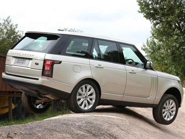 Kríženiu náprav pomáhajú aktívne stabilizátory. V teréne sa vypnú, zatiaľ čo na asfalte zabezpečia minimálne bočné náklony. Vpredu má Range Rover lichobežníkovú nápravu, vzadu je viacprvkové zavesenie.