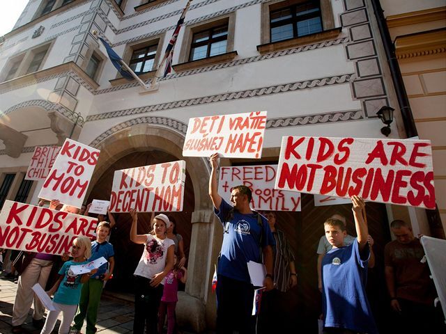 protest, britské veľvyslanectvo, Ivana Boórová