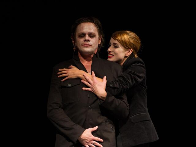 38-oresteia 2x Robert Roth ako Orestés a Táňa Pauhofová ako Elektra v Aischylovej dráme Oresteia.