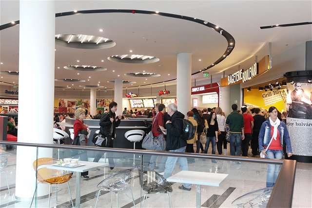 V novom nákupnom centre nechýbajú reštaurácie a fastfoody.