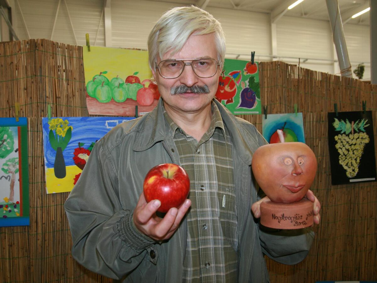 jablko roka, Rudolf Holly