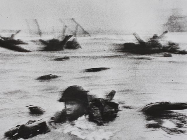 39 robert capa Prvá vlna amerických vojsk vylodených v deň D. Blízko Colleville-sur-Mer (pláž Omaha), Normandia, Francúzsko. 6. jún 1944.