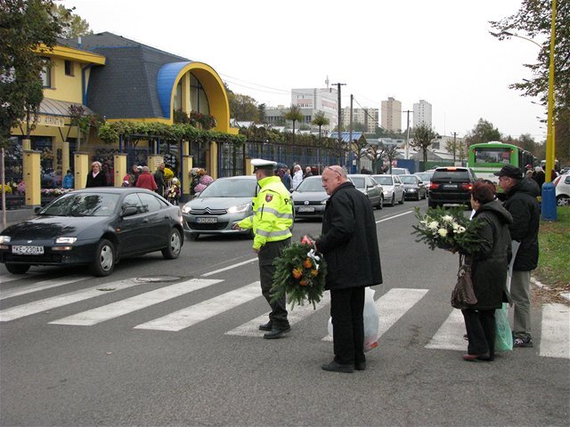 cintorín, košice, policajt, prechod