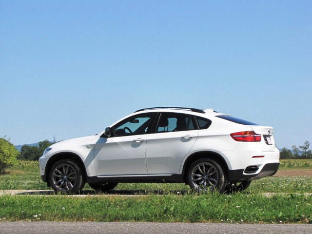 BMW X6 M50d nie je nič pre masy. Základ stojí 86 500 eur, príplatky sú tu však skoro povinnosť. Cena testovaného exemplára sa vyšplhala na 104 488 eur.