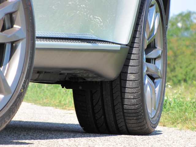 BMW X6 M50d obúva pneumatiky Bridgestone Dueler H/P (vpredu 275/40 R 20, vzadu 315/35 R 20).