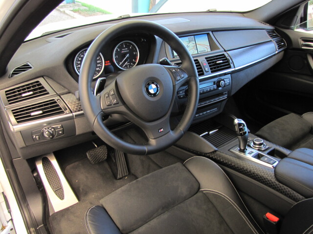 V režimoch Sport a Sport+ si BMW X6 vylepšuje zvuk motora v kabíne púšťaním športového zvuku cez reproduktory audiosystému (tzv. Driving Experience Control). Príplatky sú tu dosť drahé, napr. za vyhrievanie predných sedadiel si BMW účtuje 383 eur, strešné okno vás vyjde na 1250 eur a navigačný systém Professional na 2531 eur.