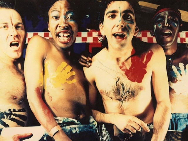 39 jeden svet 3x V Afrike musí hudba slúžiť revolúcii, tvrdia tvorcovia filmu Punk v Afrike.