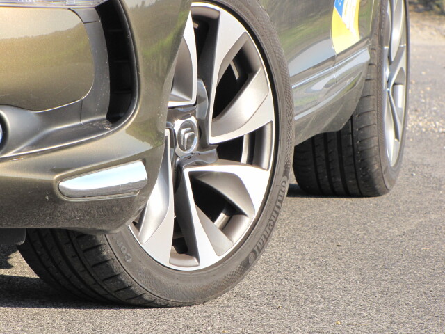Testovaný Citroën DS5 2.0 HDi jazdil na pneumatikách Continental ContiSportContact 3 s rozmermi 235/45 R 18. Ak máte ďalších 550 eur, Citroën vám na DS5 namontuje aj 19-palcové disky kolies CAIRNS. Úprimne, ak vám záleží na jazdných vlastnostiach, oblúkom sa im vyhnite.