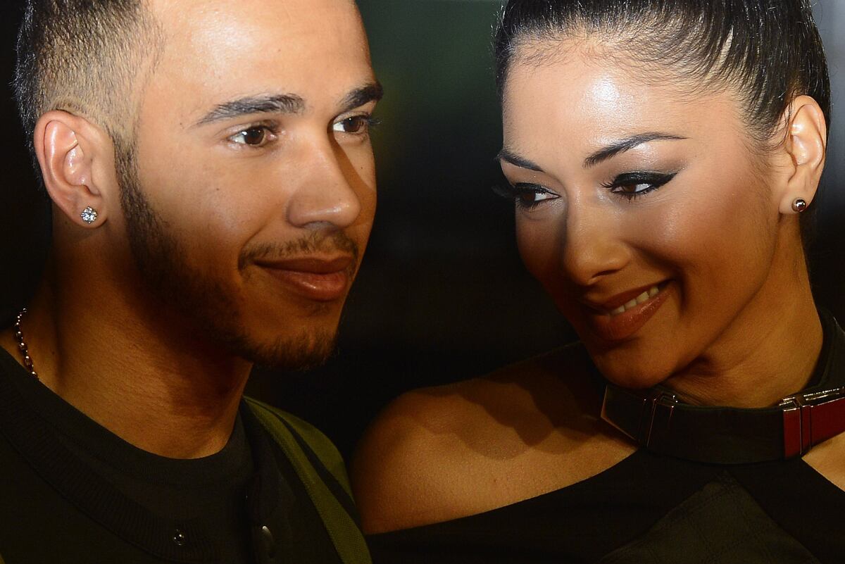 Americká speváčka Nicole Scherzinger so svojím partnerom - pilotom F1 Lewisom Hamiltonom.