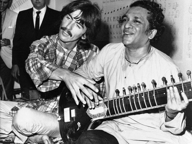 Obit Shankar George Harrison a Ravi Shankar na archívnej fotografii z roku 1967.