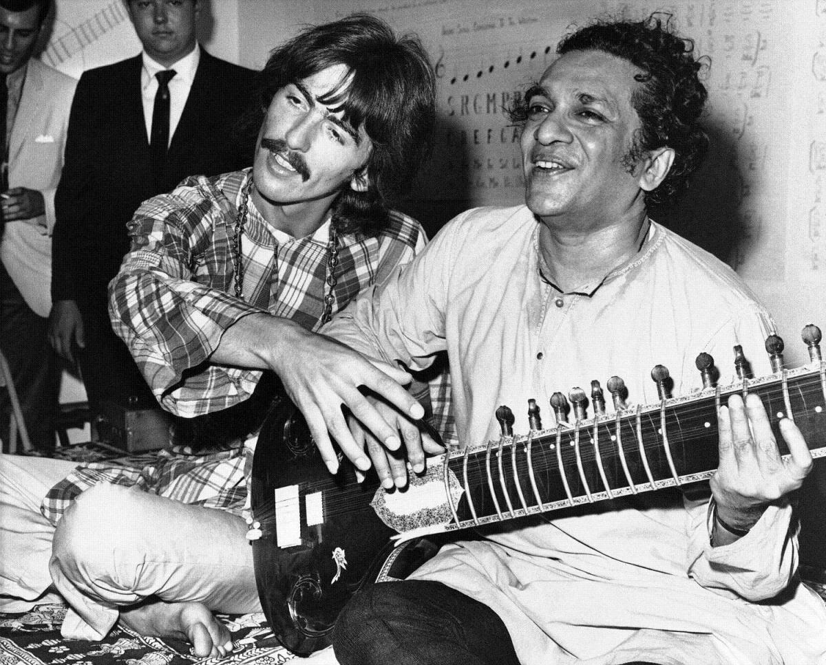 Obit Shankar George Harrison a Ravi Shankar na archívnej fotografii z roku 1967.
