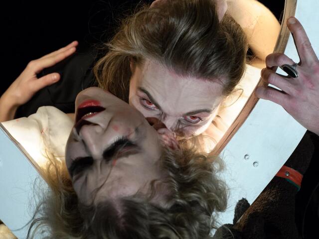 37 dracula 1 Miloš Kusenda ako Dracula a Andrea Sabová ako Lucy v inscenácii Dracula na javisku Starého divadla v Nitre.