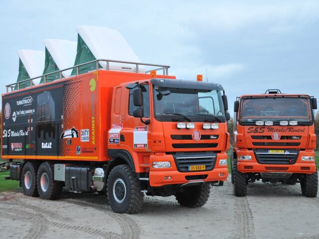 Doprovodná Tatra T158 Phoenix 6x6 má motor s výkonom približne 600 k a krútiacim momentom 2250 Nm. V pieskových dunách vyvinie max. rýchlosť 120 km/h.