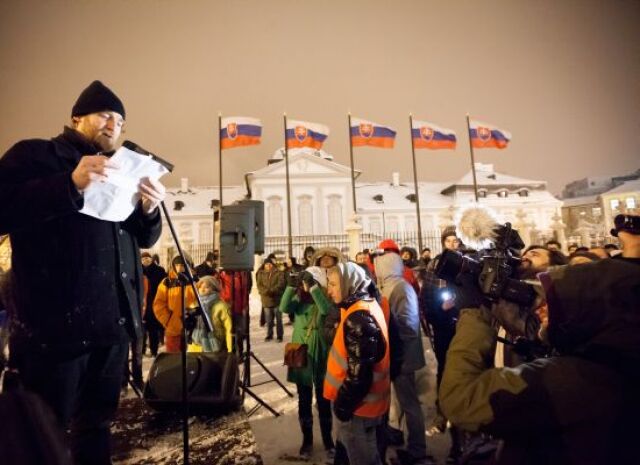 protest, prezidentsky palac, prezident, tom nicholson