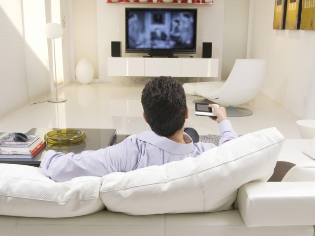 sofa, muž, sedačka, pohovka, televízor, leňošenie, pohoda