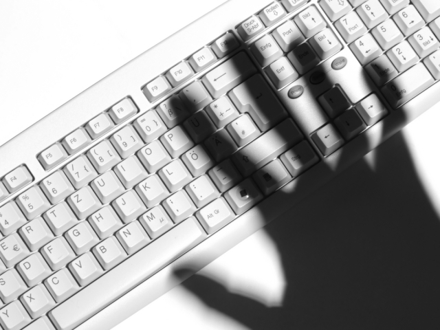 kriminalita, internet, zlodej, dáta, klávesnica, hacker, internetový útok, malvér, spyware