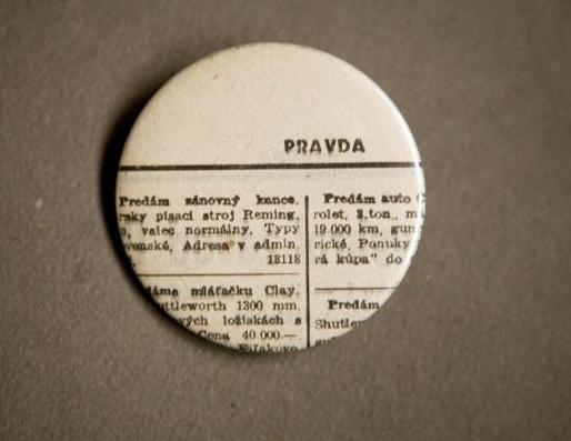 Jeden z produktov Fashion Recycling Lab - odznak vyrobený z novín Pravda z roku 1948.