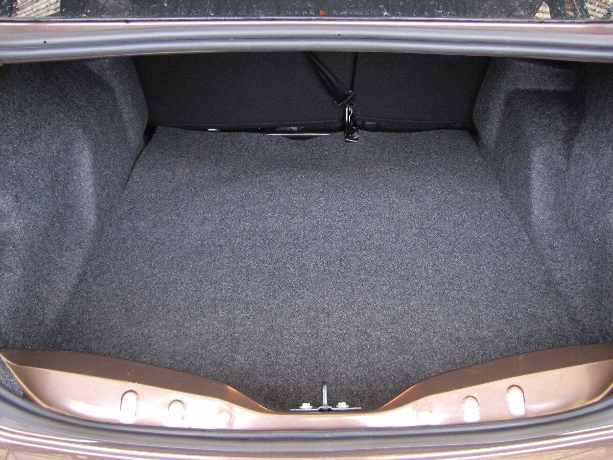 Peugeot 301 1.6 VTi