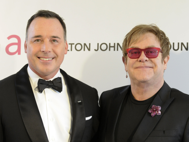 Spevák Elton John a jeho partner David Furnish 