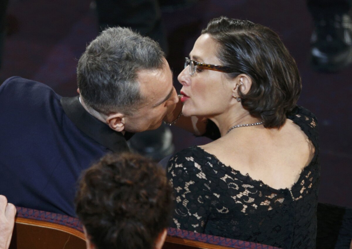 Herec Daniel Day Lewis bozkáva svoju ženu Rebeccu Millerovú