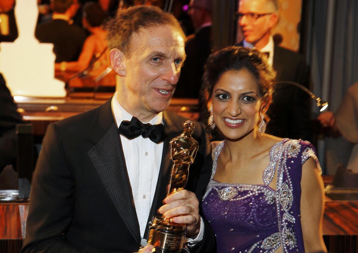 Kanadský skladateľ Mychael Danna so svojou soškou za film Life of Pi so svojou ženou Aparnou Dannou