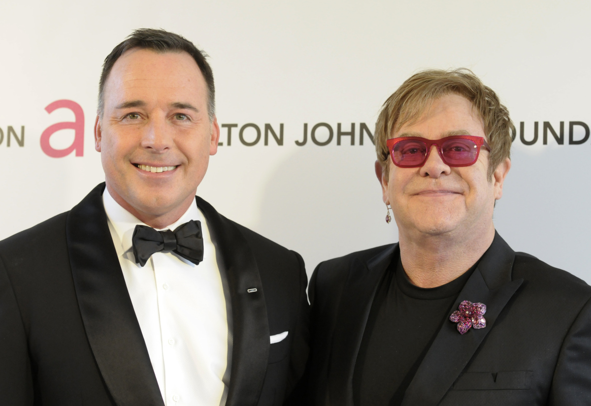 Spevák Elton John a jeho partner David Furnish 
