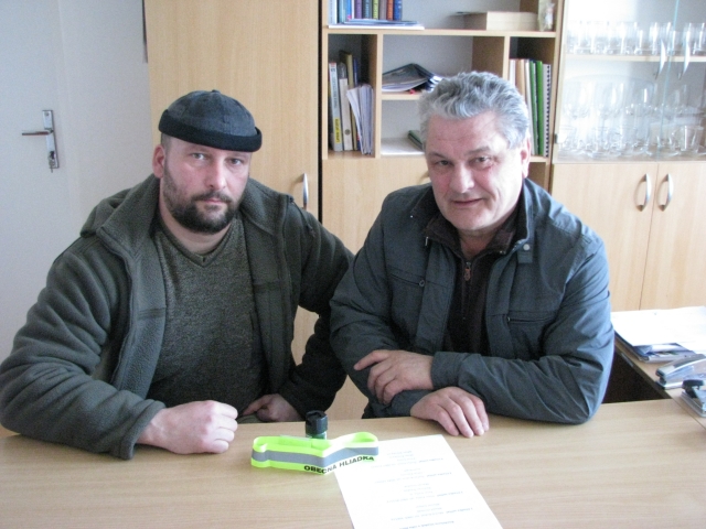 chlapi, hliadky, stráž