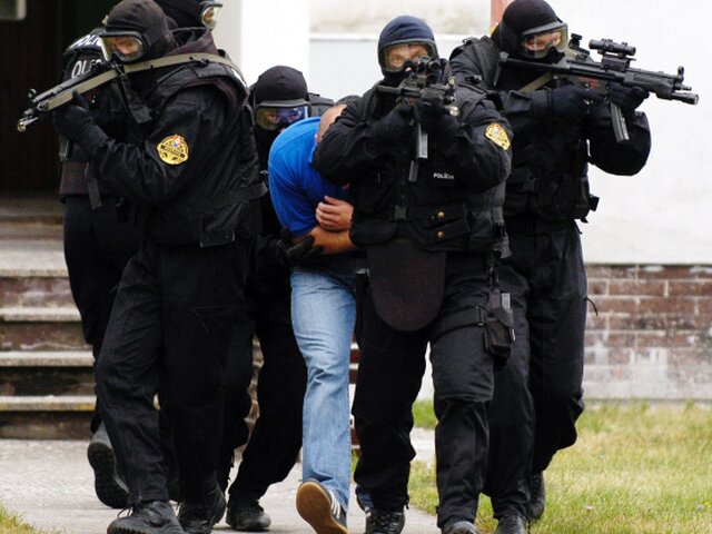 kukláč, kukláči, polícia, policajti
