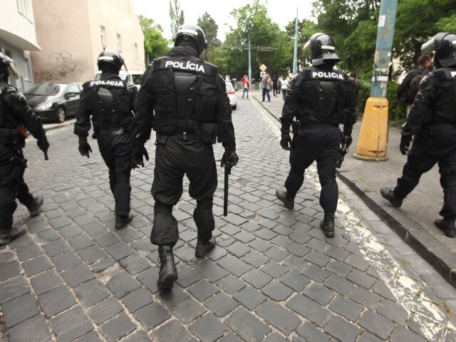 polícia, kukláči, policajti