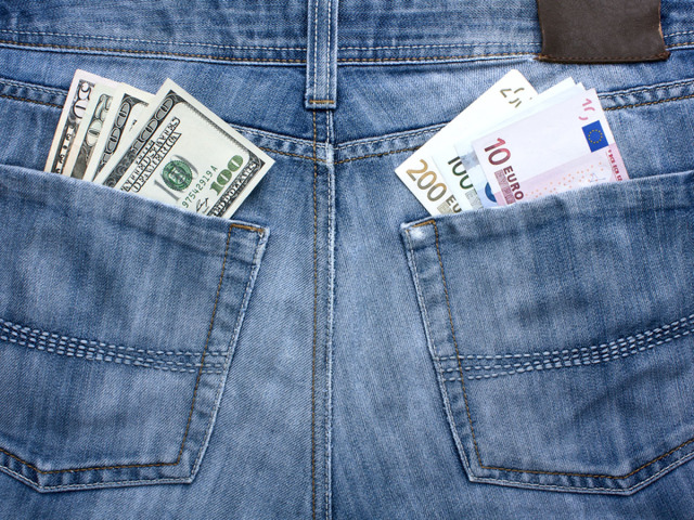 Doláre, euro, rifle, peniaze