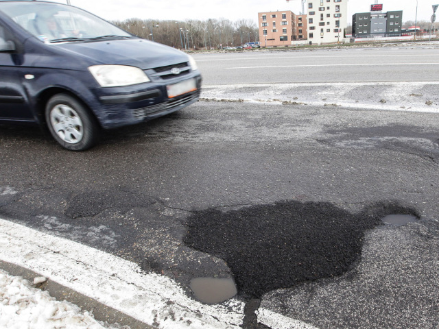 Cesta, výtlk, auto, oprava, asfalt