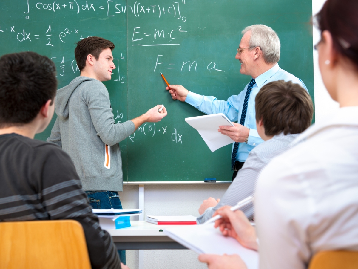 študenti, učiteľ, tabula, škola, matematika, prednáška