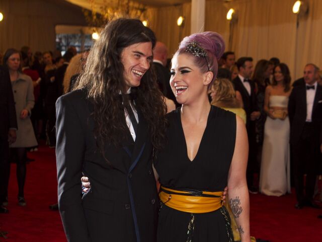 Televízna komentátorka Kelly Osbourne a jej priateľ Matthew Mosshart.