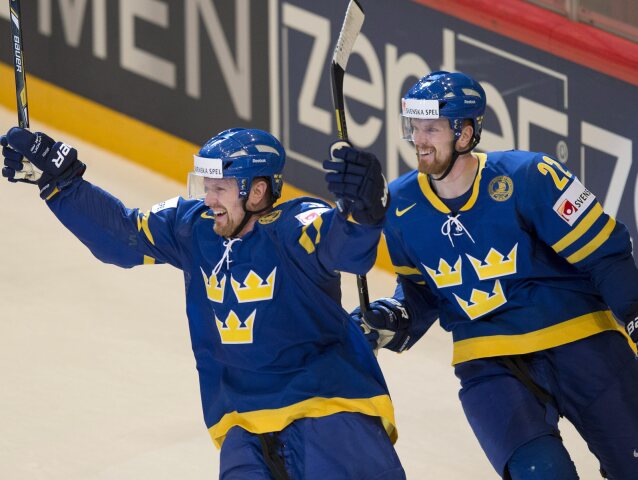 Henrik Sedin (vľavo) s bratom Danielom