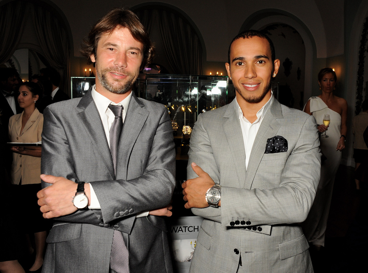 Hudobník Jay Kay alias Jamiroquai (vľavo) a jazdec F1 Lewis Hamilton