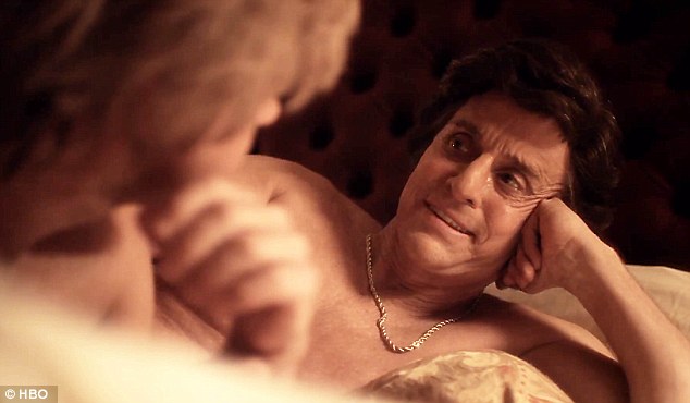 Herec Michael Douglas ako pianista Liberace vo filme Behind the Candelabra.
