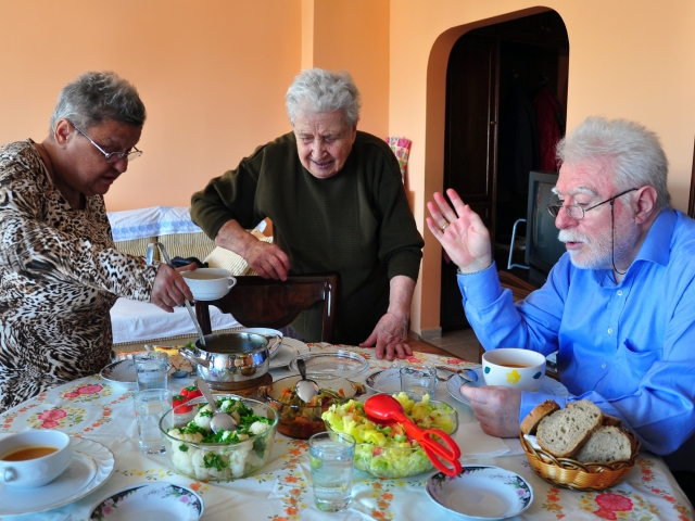 dôchodcovia, seniori, jedlo, obed, večera, hostina