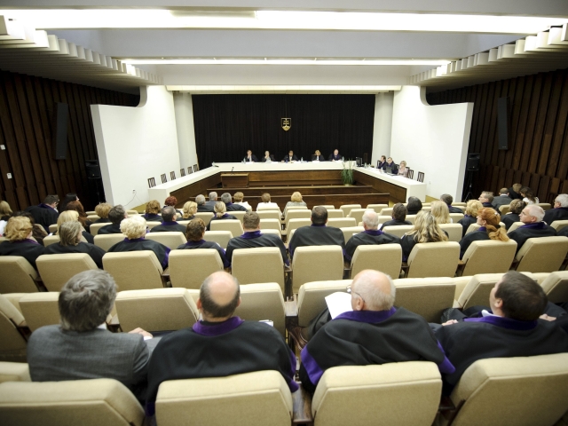 sudcovia, starí ľudia, aula, plešina