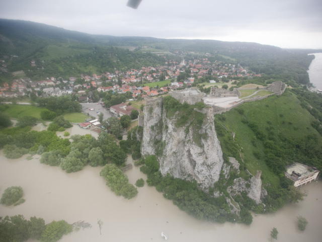 ZÃ¡plavy, povodeÅ, Bratislava, DevÃ­n, ÄuÅovo, vrtulnÃ­k, let