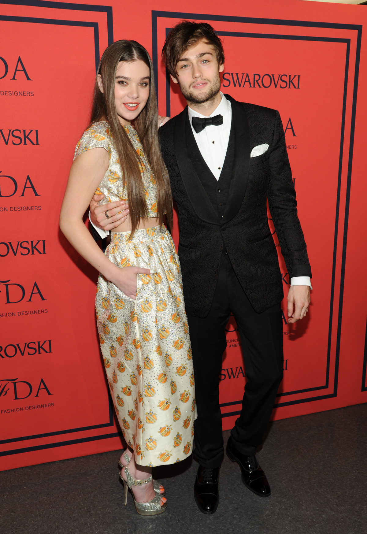 Hailee Steinfeld (vľavo) a herec Douglas Booth