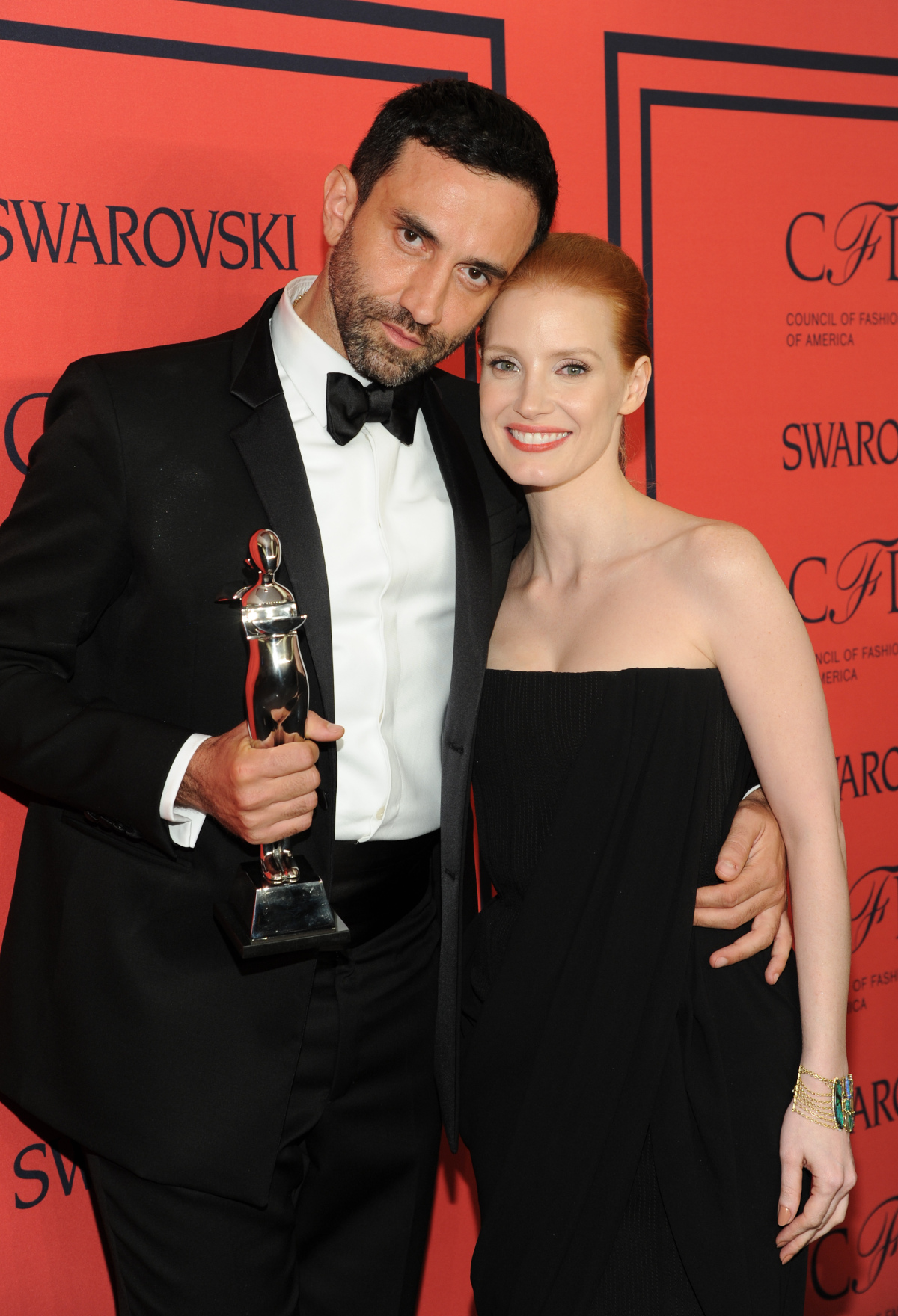 Riccardo Tisci a Jessica ChastainAwards Press Room
