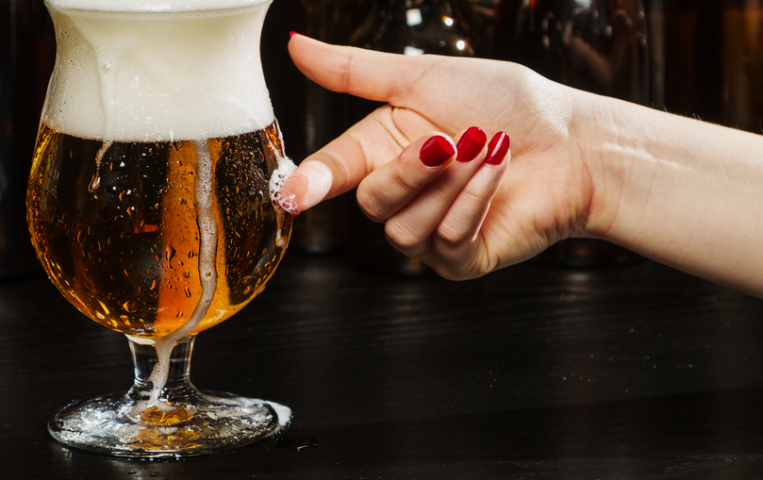 pivo, pivo v dámskej ruke, žena a pivo 