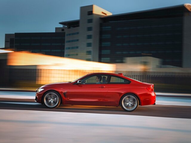 Svetlá výška BMW 4 je o 10 mm menšia ako pri rovnako motorizovanom sedane BMW 3. Rázvor náprav narástol o 50 mm (2810 mm).