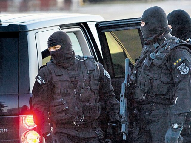 kukláči, polícia, policajti