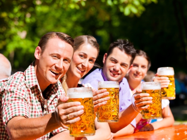 pivo, alkohol, krčma, terasa, leto, partia, priatelia, na zdravie