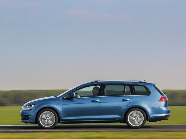 V cene dostanete čierny strešný nosič, za strieborný si musíte vo všetkých výbavách priplatiť 187 eur. Za 273 eur vám Volkswagen dodá ochranný kryt motora aj prevodovky (nedá sa však kombinovať so športovým podvozkom, adaptívnym pružením a diskami s pneumatikami 225/40 R 18).