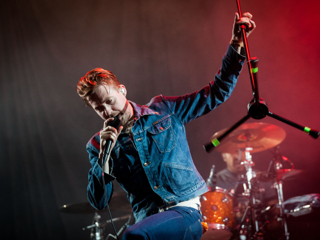 Spevák kapely Kaiser Chiefs počas vystúpenia na festivale Pohoda 2013.