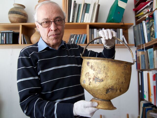 bronzove vedro, hrobka, víno, archeológ