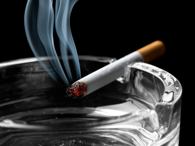 cigareta, fajčenie, nikotín, dym, popolník
